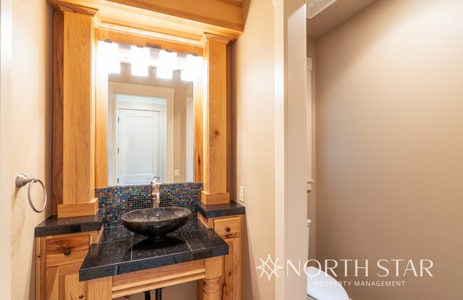 Building Photo - Gorgeous, Gated and Lake Front in Oregon City