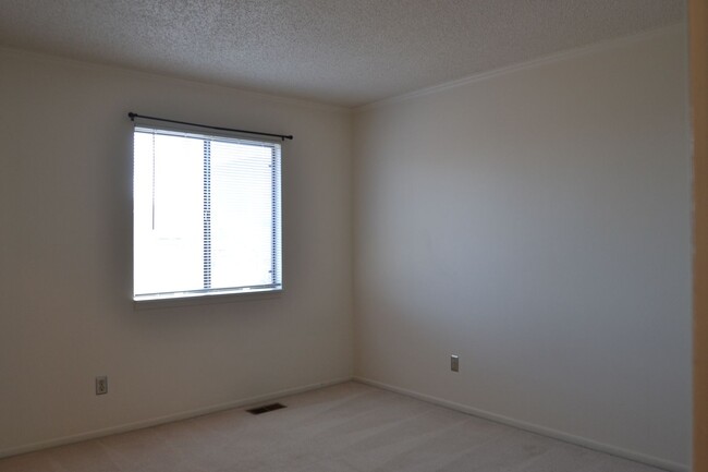 Building Photo - 2 Bedroom Townhome with AC!