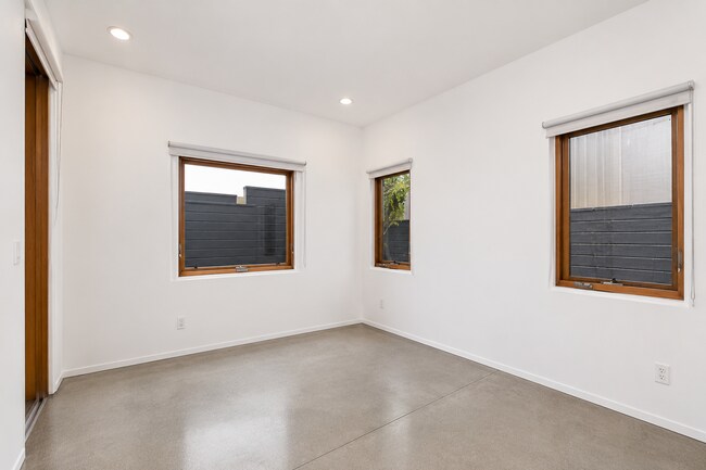 Building Photo - Contemporary Luxury Living in the Heart of La Jolla Village