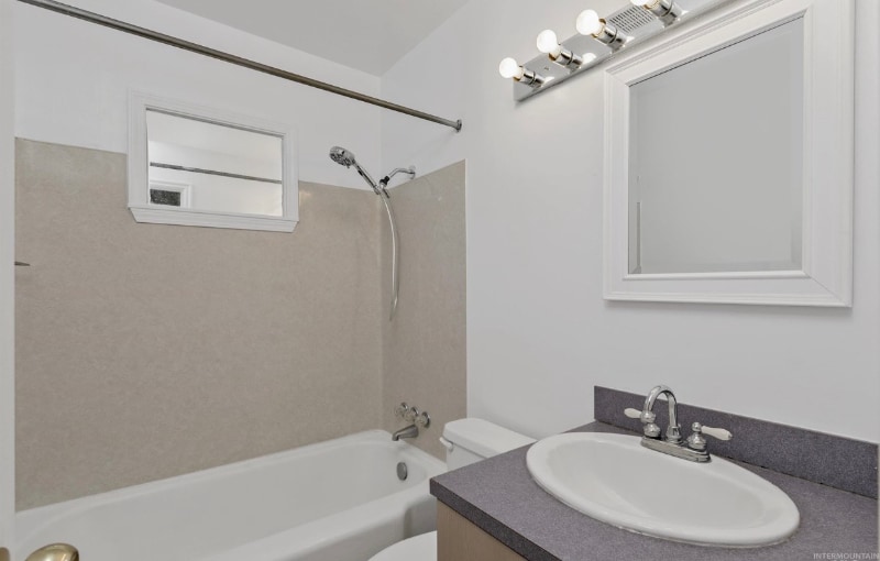 Building Photo - 570 N 8th E