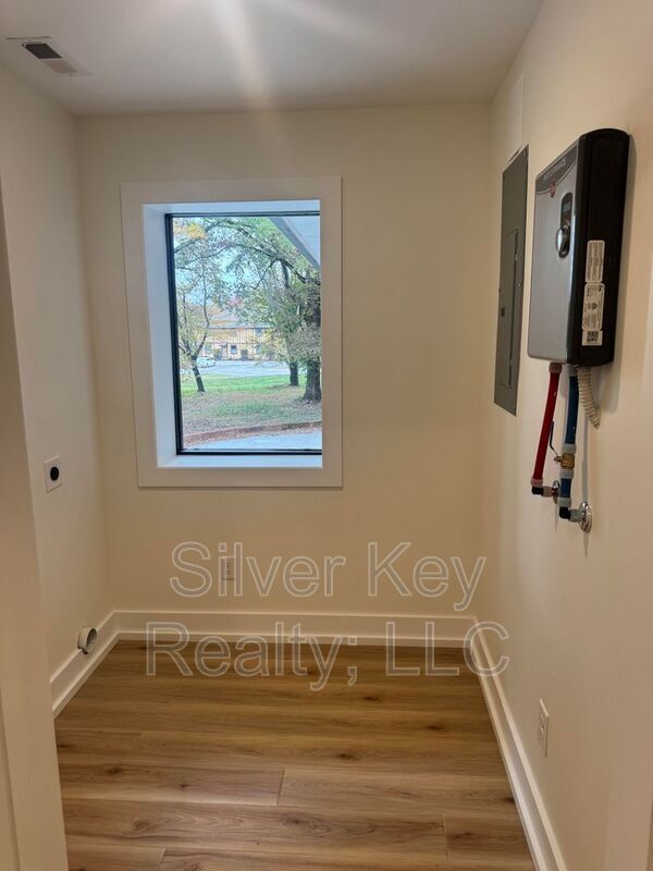 Building Photo - 2113 W Madison Ave