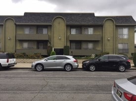 Building Photo - 901 N Cedar St