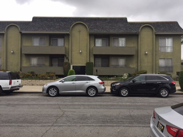 Building Photo - 901 N Cedar St