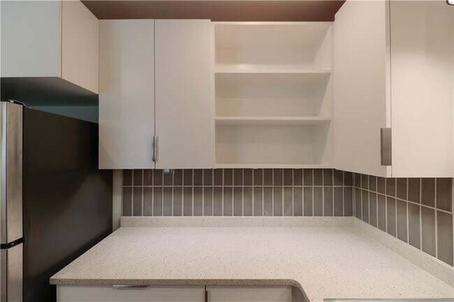 Building Photo - 811 N Pleasant St