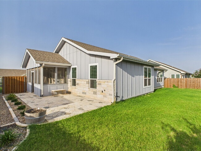 Building Photo - 3-Bed, 2-Bath Home in Fredericksburg – You...