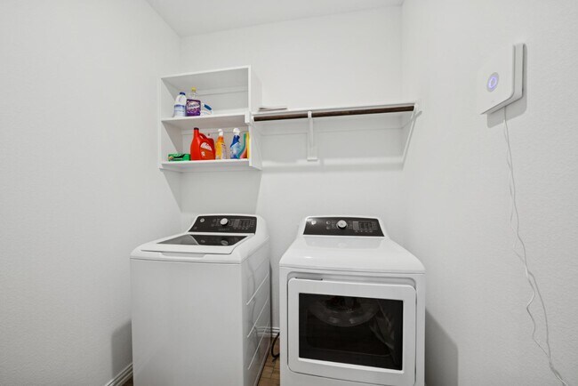 Building Photo - 10040 Thornapple Rd