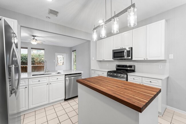 Building Photo - 17 E Willowood Ct