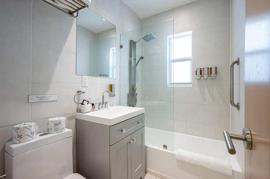 Building Photo - 334 Oregon St