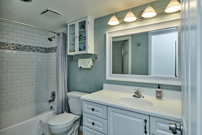 Building Photo - 1066 Florimond Dr