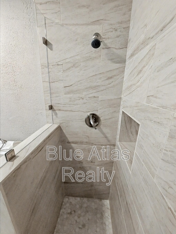 Building Photo - 1613 Continental Dr