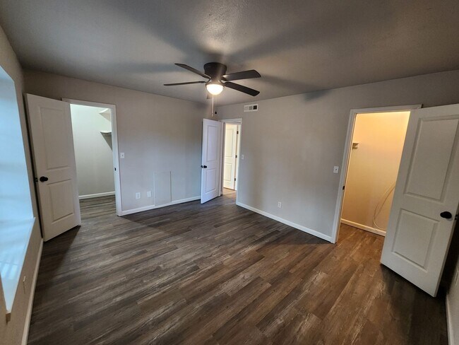 Building Photo - IMMEDIATE MOVE IN