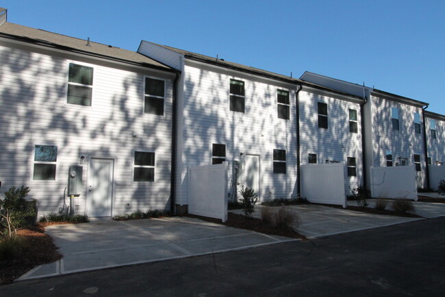 Building Photo - 3 Bedroom/2.5 Bath Townhome Minutes from D...