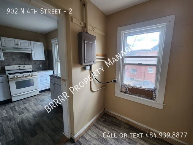 Building Photo - 3 bedroom 2 full bathroom apartment on the...