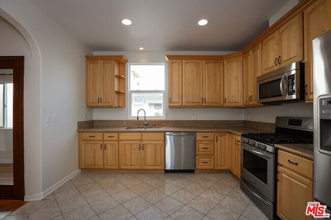 Building Photo - 806 N Alfred St