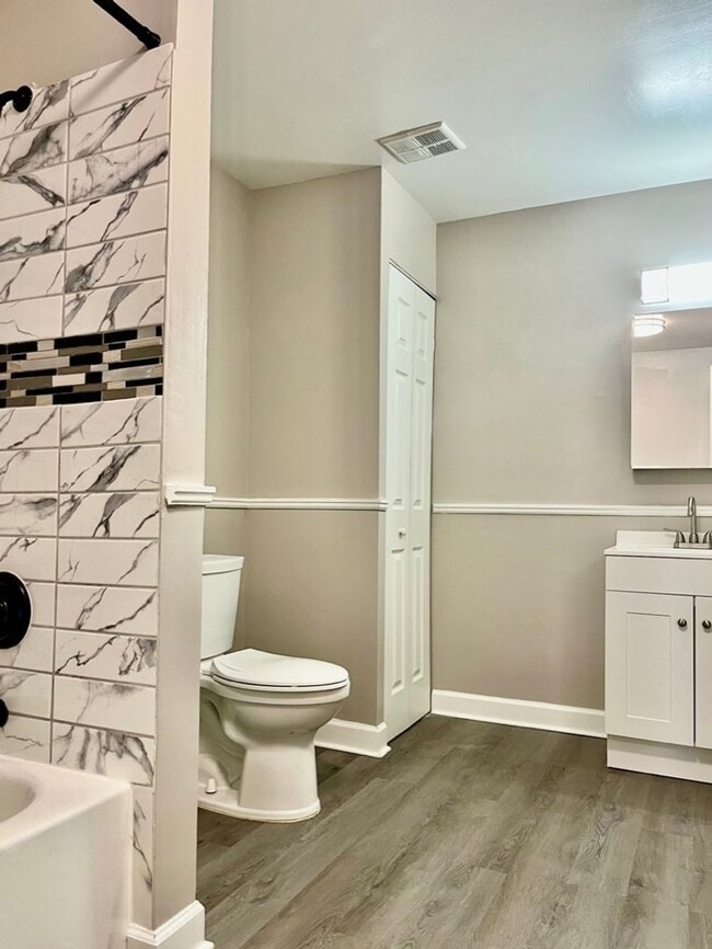 Building Photo - Columbia Heights| 3Bd 1Bth | Top Floor | F...