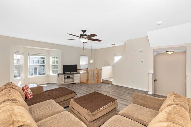 Building Photo - Twin Arch