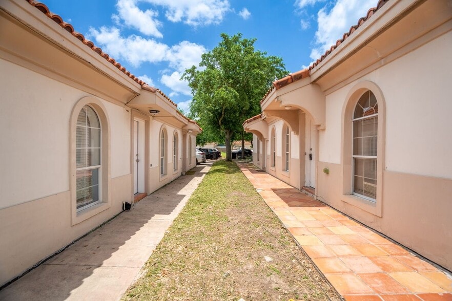 Building Photo - 604 Buena Vista Dr