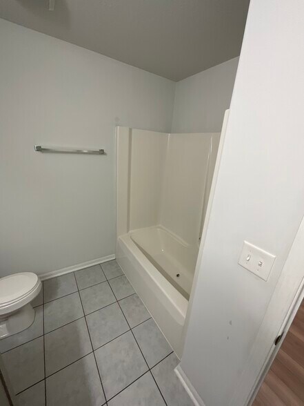 Main Bath - 1319 Lemna Ave