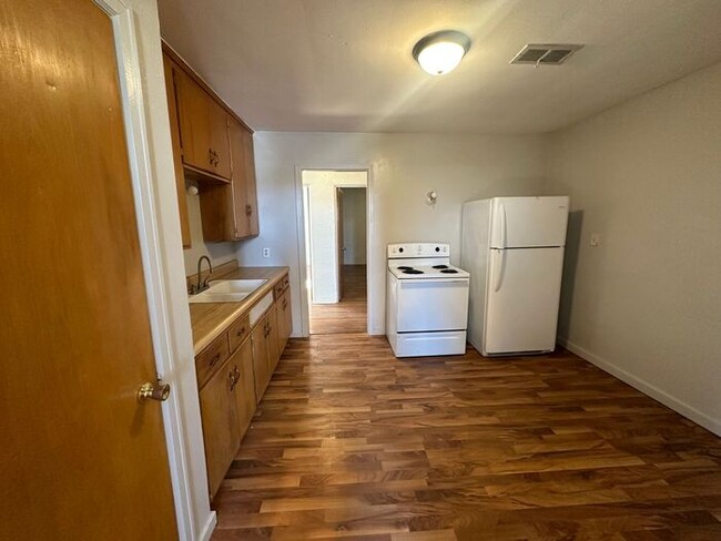 Building Photo - FOR RENT- Two Bed One Bath Downtown Apartm...