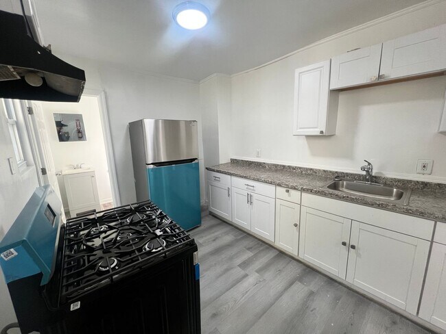 Building Photo - 22 1/2 Seward Ave