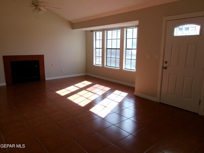 Building Photo - 733 Colchester Dr