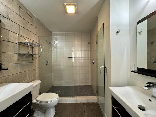 Building Photo - 2511 W Azeele St