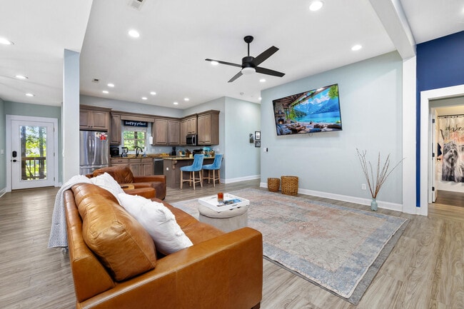 Building Photo - 930 Loring Mill Rd