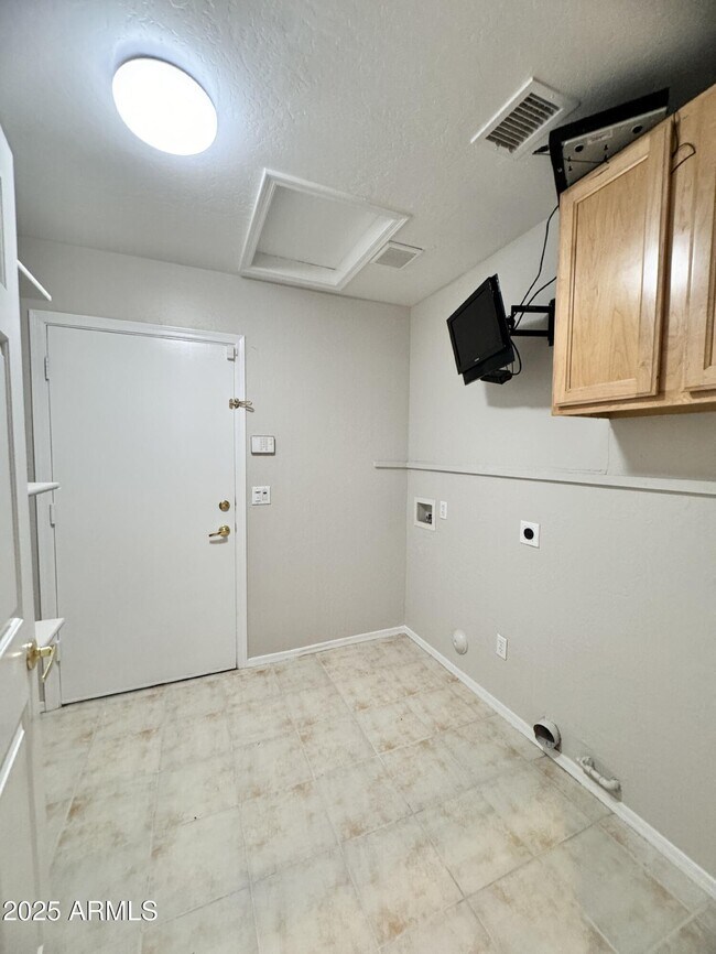 Building Photo - 673 S Peppertree Dr
