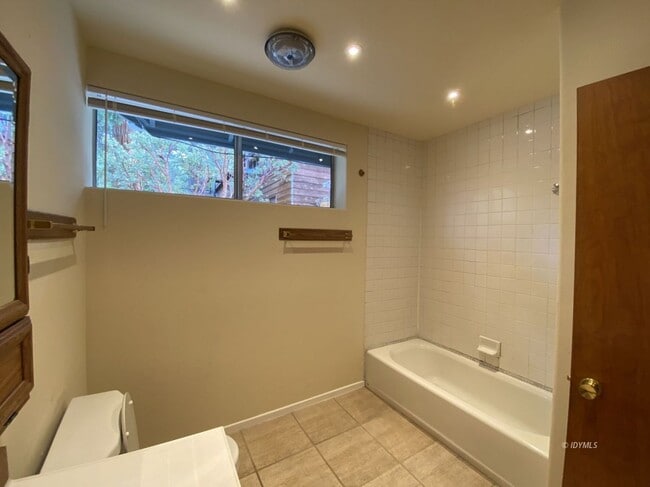 Building Photo - LARGE 2 BEDROOM WALK TO TOWN
