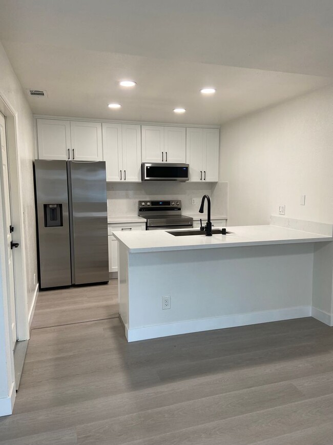 Building Photo - Valley Hi / N. Laguna 2 Bdrm 1 bath half-plex