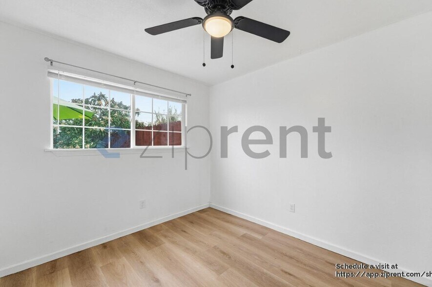 Building Photo - 1657 Knickerbocker Dr