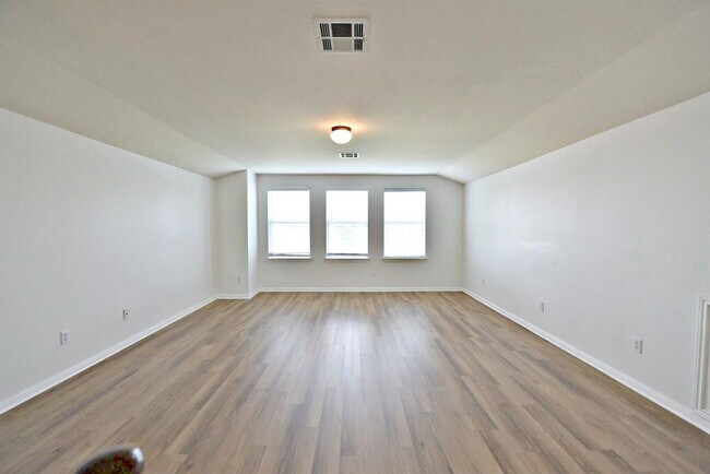 Building Photo - 15012 Fernhill Dr