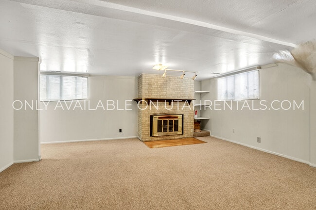 Building Photo - 357 S 200 W St