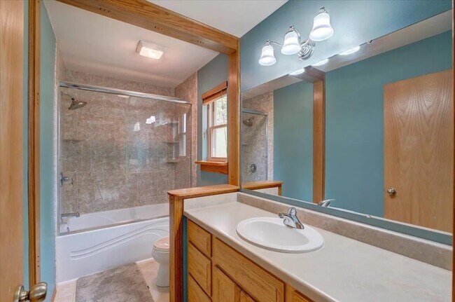 Building Photo - 1406 Dewberry Dr