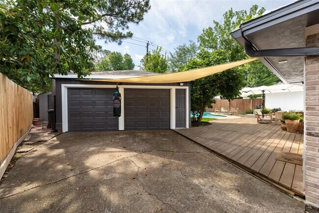 Building Photo - 802 N Wilcrest Dr