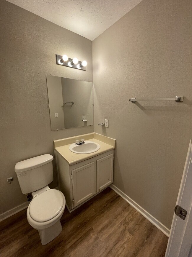 Building Photo - 2118 Thousand Oaks Dr