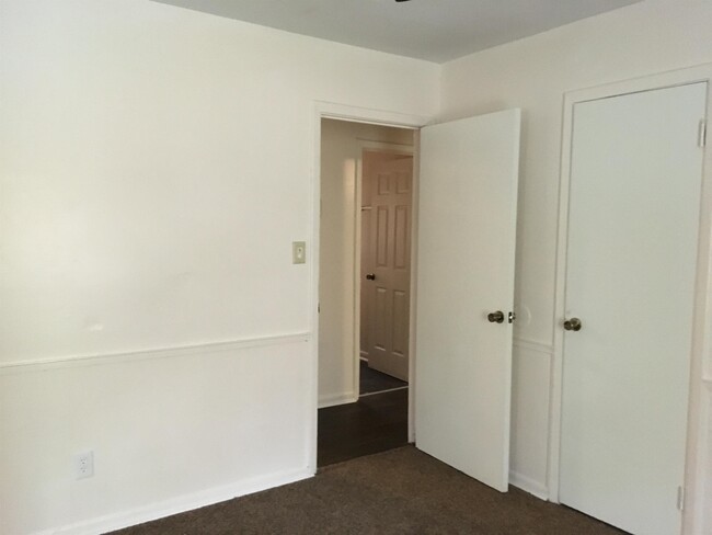 Building Photo - 813 Woodlawn Dr