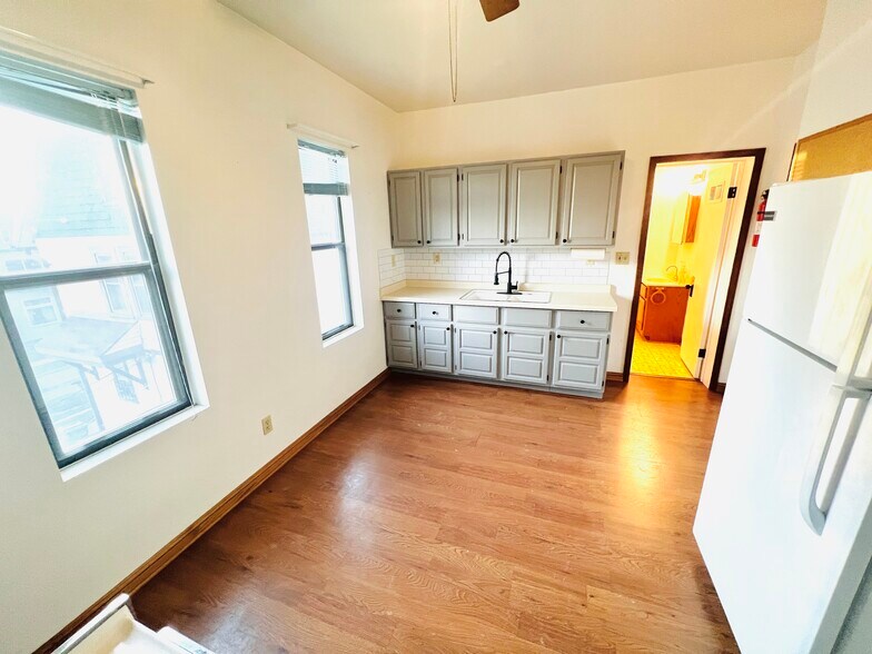 Building Photo - 3027 W Mount Vernon Ave