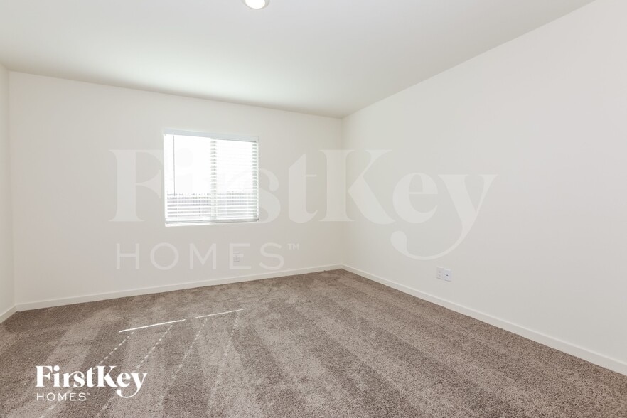 Building Photo - 967 W 20th St