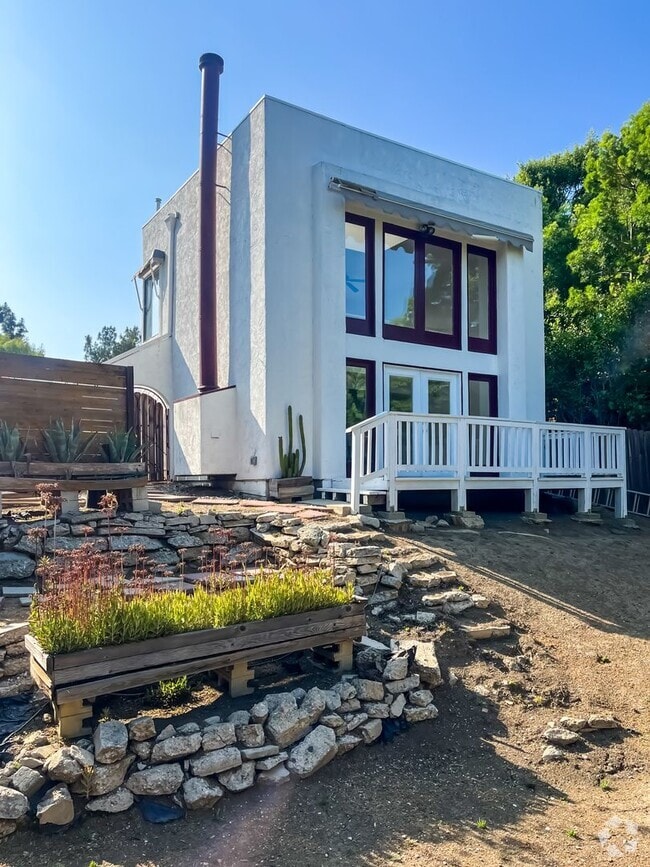 Building Photo - Stunning Light-Flooded Architectural 1BR L...