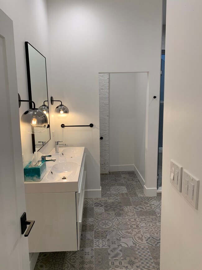 Master Bath - 18 W Ontario St