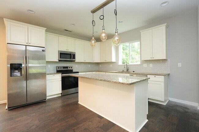 Building Photo - A charming house with 4 beds and 3.5 bath ...