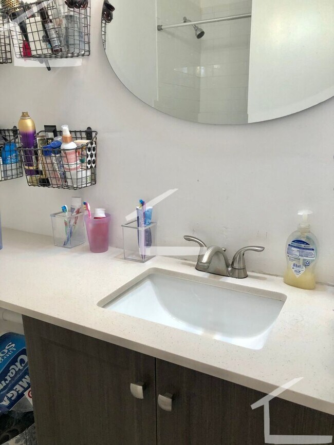 Building Photo - No Brokers Fee, Large 3 Bedroom in South End, Eat-in Kitchen, Dishwasher, Laundry on a Site