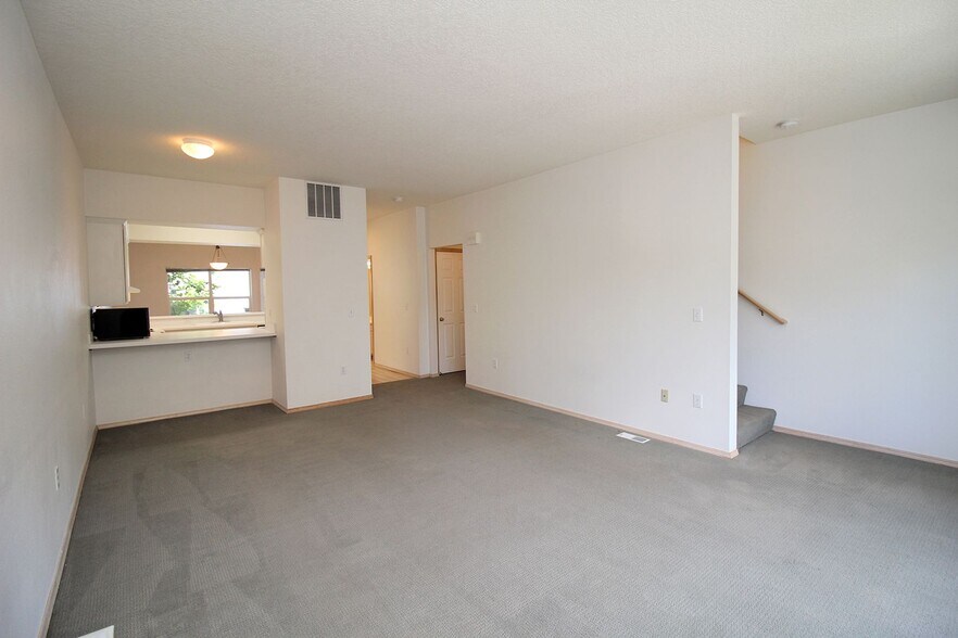 Building Photo - 3413 SW Moss St