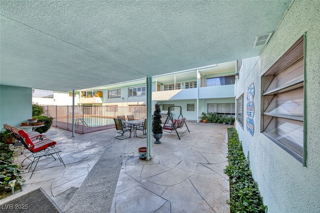 Building Photo - 1700 Rexford Dr
