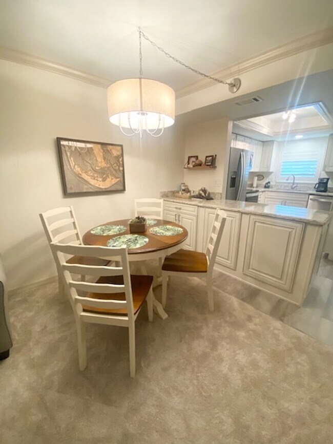 Building Photo - 2 bedroom 2 bathroom furnished seasonal rental