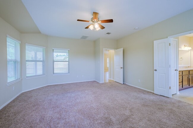 Building Photo - Beautiful & Convenient 3 Bedroom, 2 Bath H...