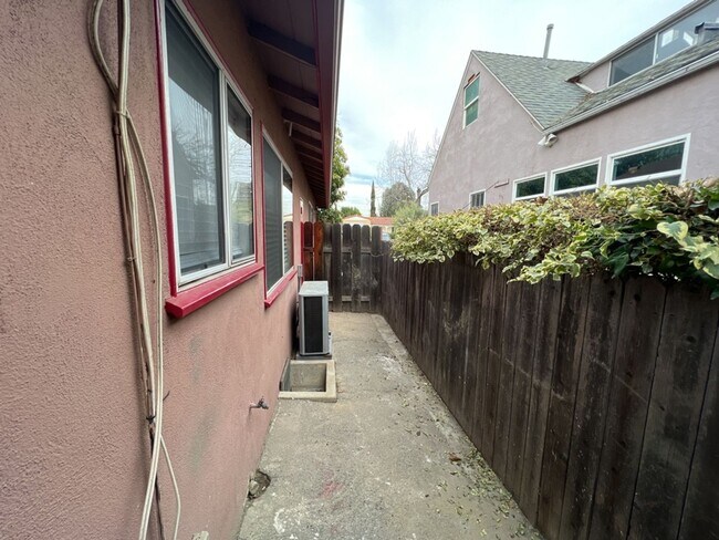 Building Photo - 511