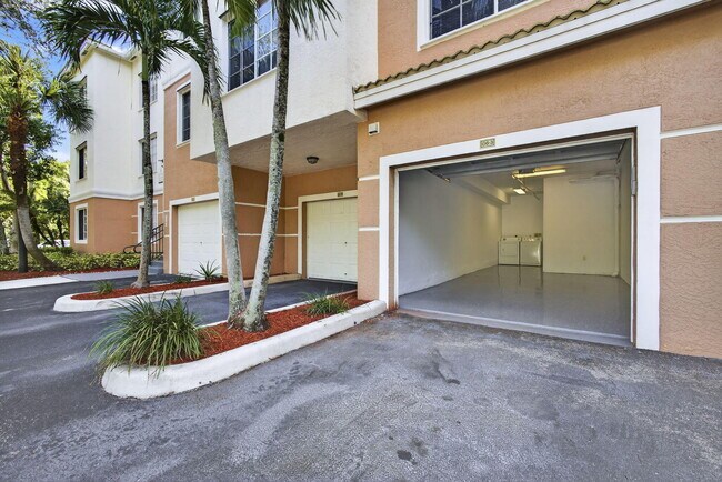 Building Photo - 6204 Myrtlewood Cir W