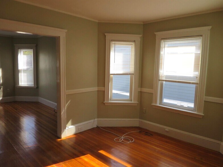 Building Photo - 36 Standish St